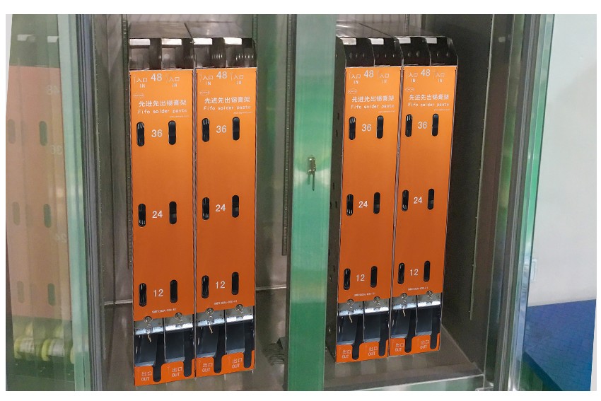 立式錫膏先進(jìn)先出滑軌產(chǎn)品車間使用實(shí)拍圖