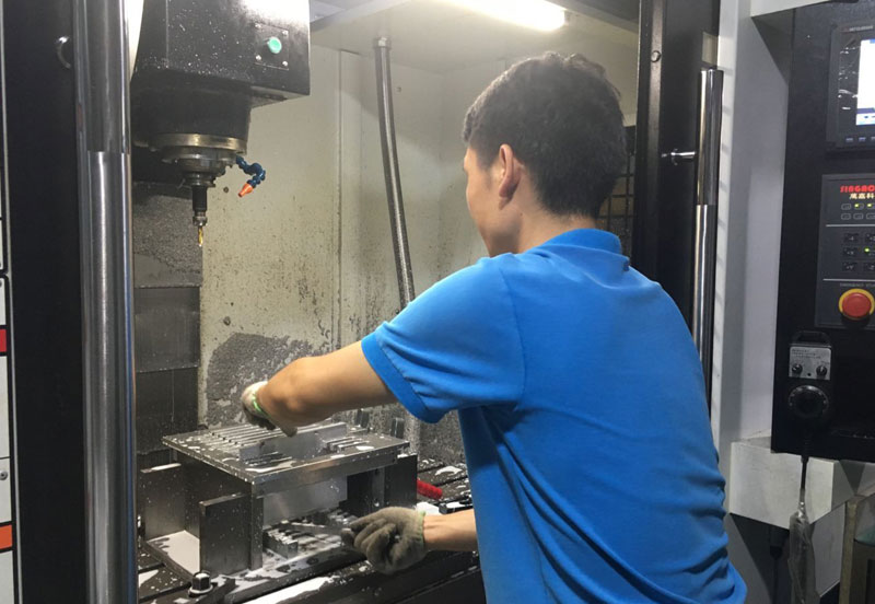 串焊機(jī)料盒廠加工車間